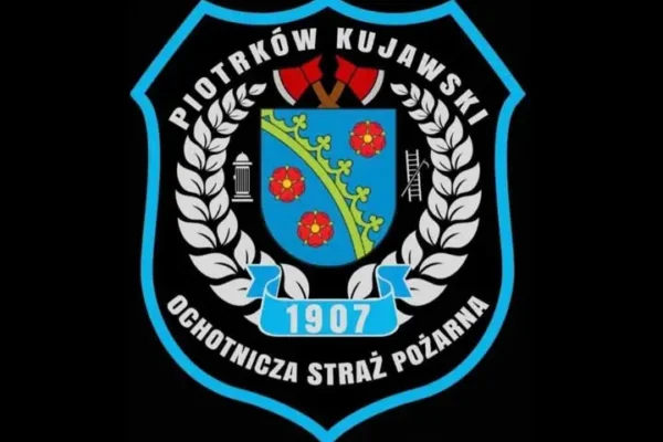 Młodzieżowa Drużyna Pożarnicza z Piotrkowa Kujawskiego ćwiczy musztrę