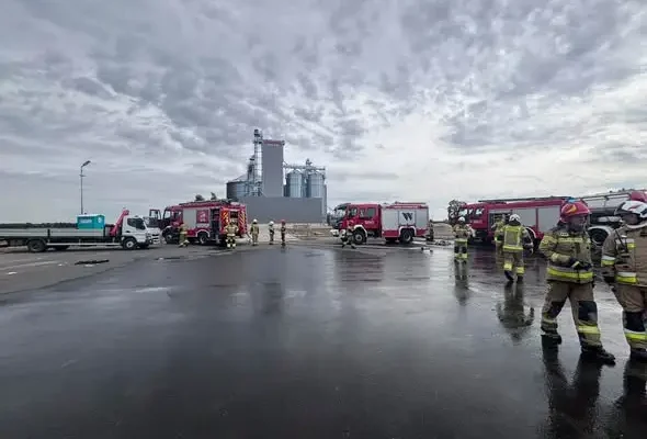 Pożar i wybuch zbiorników z gazem w Osięcinach-Krzyżówkach. Dwie osoby poszkodowane