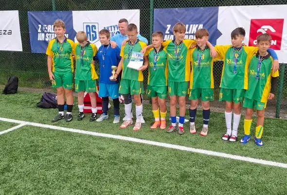 Młodzi piłkarze z Piotrkowa Kujawskiego wygrywają pierwszy etap turnieju „Z Orlika na Stadion”
