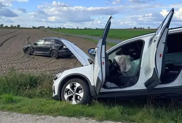 Zderzenie Volkswagena i Volvo w powiecie radziejowskim. Auta w rowie i na polu