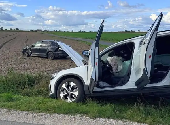 Zderzenie Volkswagena i Volvo w powiecie radziejowskim. Auta w rowie i na polu