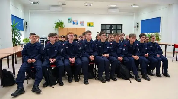 Policjanci z Radziejowa szkolą klasę mundurową. Rusza nowy rok współpracy