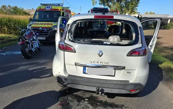 Wypadek na DW 266 w Świątnikach. Motocyklista ranny po zderzeniu z Renault