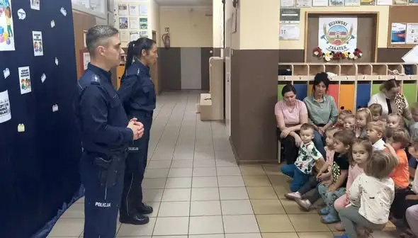 Policjanci z Radziejowa odwiedzili przedszkolaków w Skibinie