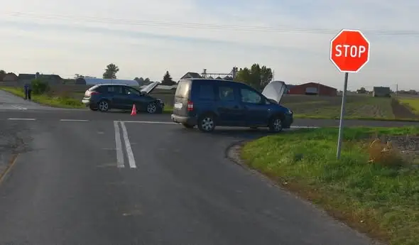 75-latek wymusił pierwszeństwo na DW 301. Zderzenie w Bartłomiejowicach