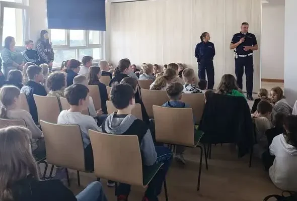 Policjanci z Radziejowa uczą dzieci bezpieczeństwa i szacunku