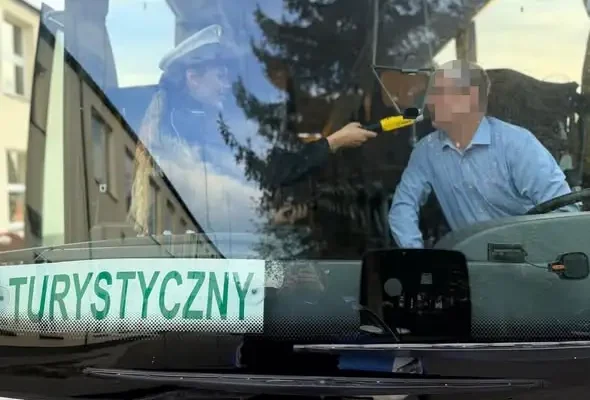 Radziejowscy policjanci kontrolują autokary przed wycieczkami szkolnymi