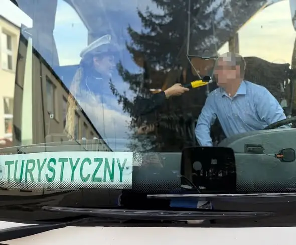 Radziejowscy policjanci kontrolują autokary przed wycieczkami szkolnymi