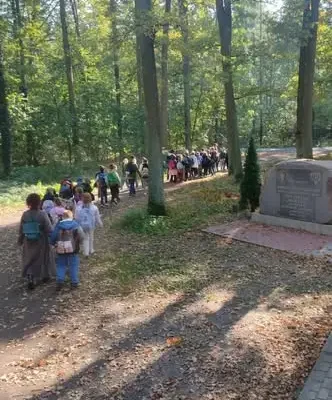 Trzecioklasiści z Posiecin odkrywali las – spotkanie z leśniczym i ognisko