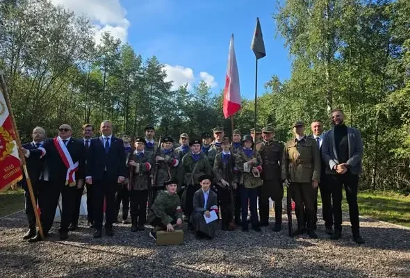 Uczniowie z Rożniat uczcili pamięć ofiar II wojny światowej