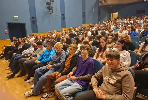 Uczniowie zobaczyli „Kamienie na szaniec” na teatralnej scenie