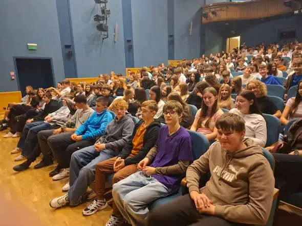 Uczniowie zobaczyli „Kamienie na szaniec” na teatralnej scenie