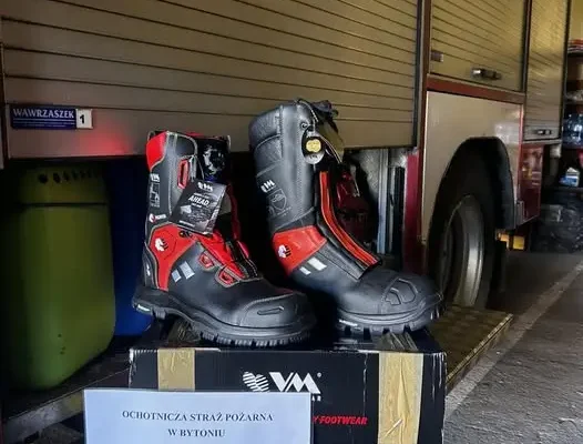 Nowe buty specjalne dla strażaków z OSP Bytoń dzięki dotacji powiatu