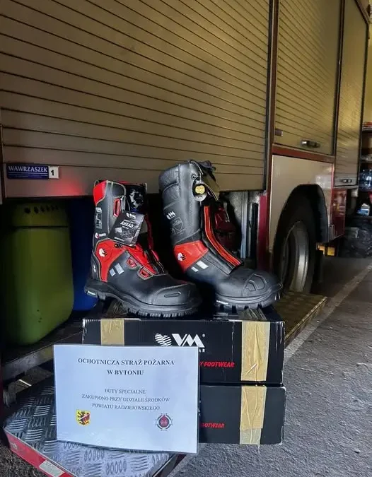 Nowe buty specjalne dla strażaków z OSP Bytoń dzięki dotacji powiatu