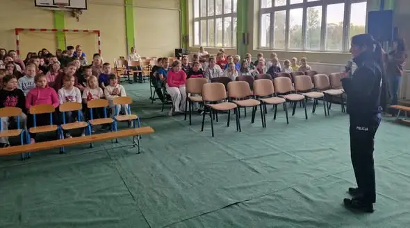Policjanci z Radziejowa uczyli dzieci bezpieczeństwa w szkole w Krzywosądzy