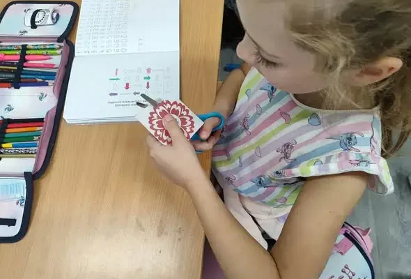 Świetlica szkolna przygotowuje biało-czerwone kotyliony na Święto Niepodległości