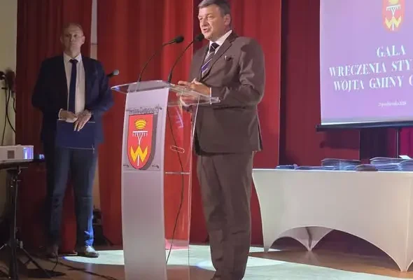 Uczniowie z Osięcin odebrali stypendia Wójta Gminy