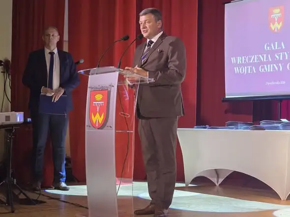 Uczniowie z Osięcin odebrali stypendia Wójta Gminy