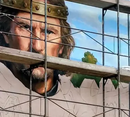 Radziejów: historyczne murale ozdabiają urząd miasta
