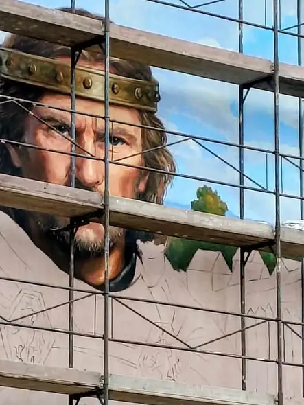 Radziejów: historyczne murale ozdabiają urząd miasta