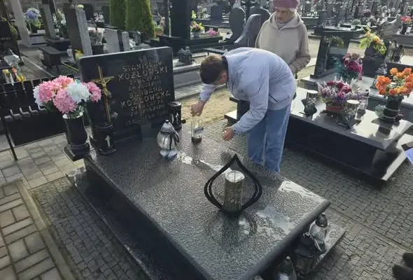 Uczniowie z Osięcin zapalili znicze na grobach zmarłych nauczycieli