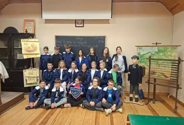 Uczniowie z klas 5a i 5b odkrywali uroki dawnej wsi w Skansenie w Sierpcu