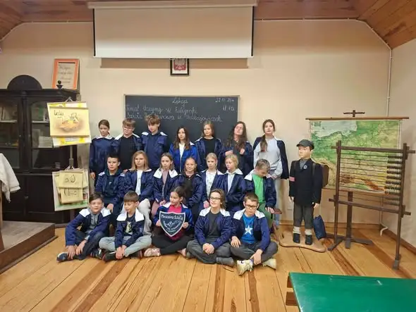 Uczniowie z klas 5a i 5b odkrywali uroki dawnej wsi w Skansenie w Sierpcu