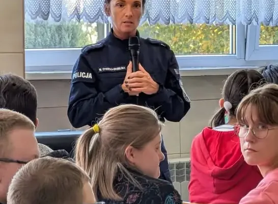 Policjanci z Radziejowa uczyli młodzież, jak rozpoznawać zagrożenia w sieci