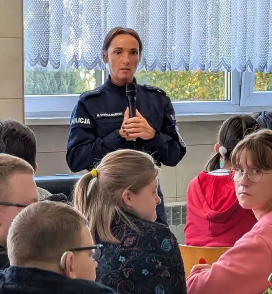 Policjanci z Radziejowa uczyli młodzież, jak rozpoznawać zagrożenia w sieci