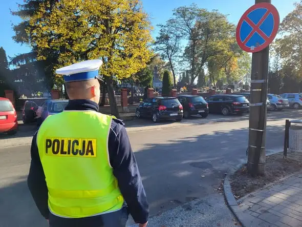 Wszystkich Świętych w powiecie radziejowskim: zmiany w ruchu i wzmożone patrole policji