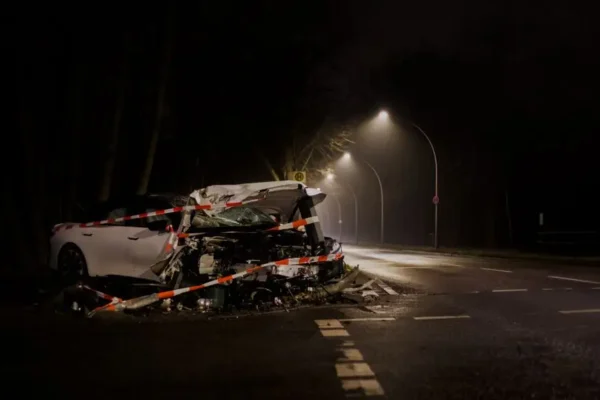 Zderzenie trzech pojazdów na DW 266. Bus kurierski wśród rozbitych aut, trzy osoby w szpitalu