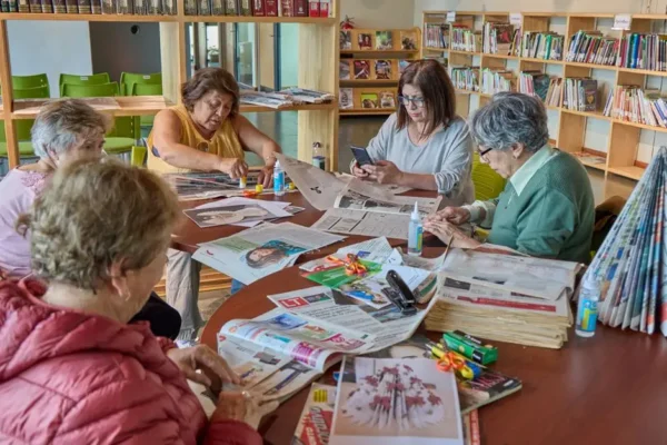 Seniorzy z Osięcin łączą kreatywność z nauką obsługi smartfona
